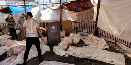 Zamotana tijela žrtava koje su poginule u noćnoj eksploziji u bolnici Ahli Arab u središnjoj Gazi