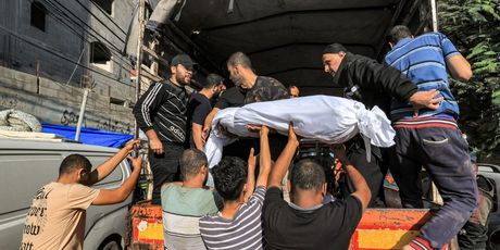 Zamotana tijela žrtava koje su poginule u noćnoj eksploziji u bolnici Ahli Arab u središnjoj Gazi