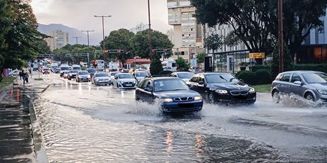 Pljusak u Splitu poplavio cestu - 2