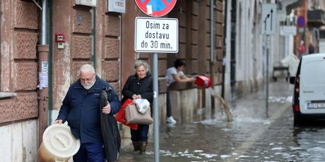Jako jugo na moru i kiša izazvale poplavu rive i ulica oko tržnice u Rijeci