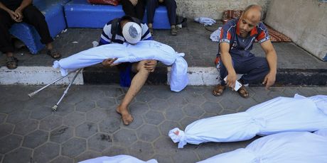 Palestinci pokapaju svoje najmilije poginule u izraelskim napadima - 1