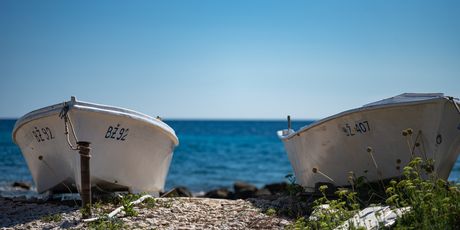 Plaže, uvale, klifovi, špilje, znamenitosti i zanimljivosti