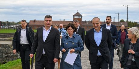 Predsjednik Milanović u muzeju Auschwitz-Birkenau odao počast žrtvama holokausta i nacističkih zločina - 9