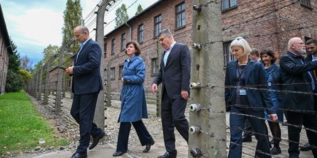 Predsjednik Milanović u muzeju Auschwitz-Birkenau odao počast žrtvama holokausta i nacističkih zločina - 11