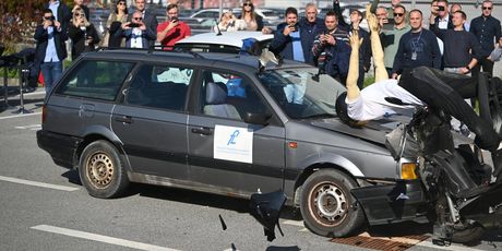 Crash test simulacija sudara automobila i motocikla - 1