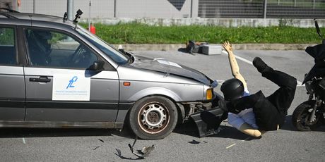 Crash test simulacija sudara automobila i motocikla - 2