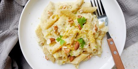Prehrambeni kvasac često se posipa na tjesteninu umjesto parmezana
