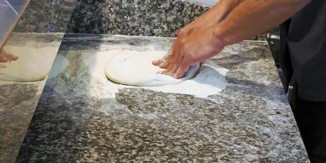 Tijesto za pizzu fermentira 48 sati prije nego što se oblikuje i peče