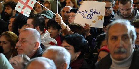 Tisuće Gruzijaca u ponedjeljak prosvjeduju pred parlamentom