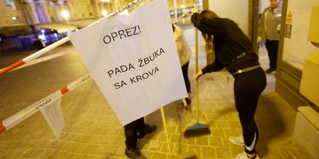 Odlomio dio pročelja sa zgrade na zagrebačkom Trgu bana Jelačića - 5