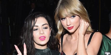 Taylor Swift i Charli XCX - 1