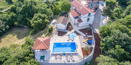 Kuća je okružena šumom i ima prekrasni pogled na more