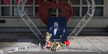 Fanovi odaju počast Halidu Bešliću - 1