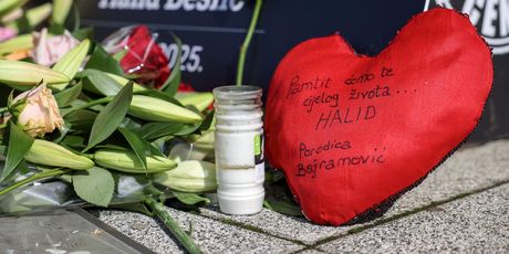Fanovi odaju počast Halidu Bešliću - 2