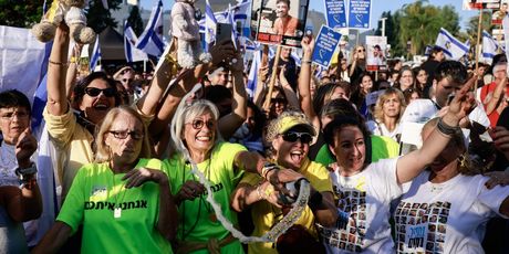 Ljudi slave na Trgu talaca