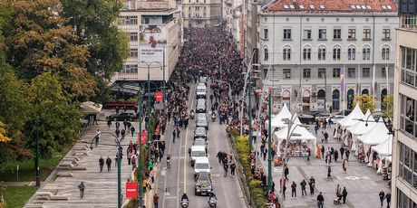 Pogled iz zraka na ispraćaj Halida Bešlića