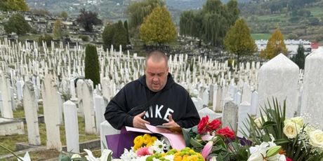 Dino Bešlić na očevom grobu - 1