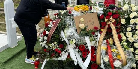 Dino Bešlić na očevom grobu - 4