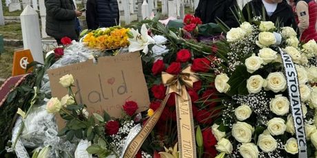 Dino Bešlić na očevom grobu - 5