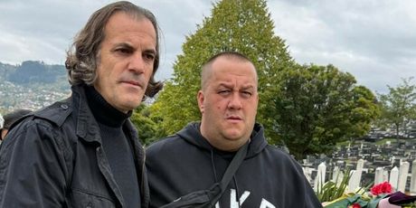 Dino Bešlić na očevom grobu - 7