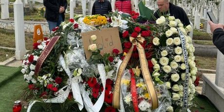 Dino Bešlić na očevom grobu - 8