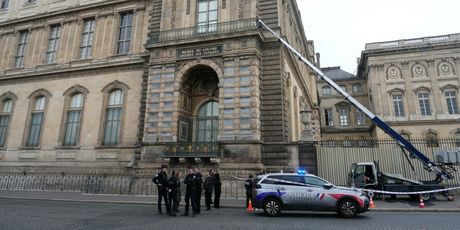 Mjesto na kojemu su pljačkaši navodno ušli u muzej Louvre - 2