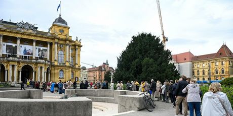 Građani čekaju u redu ispred HNK-a - 1