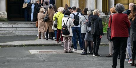 Građani čekaju u redu ispred HNK-a - 2