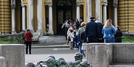 Građani čekaju u redu ispred HNK-a - 3