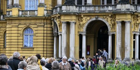 Građani čekaju u redu ispred HNK-a - 4