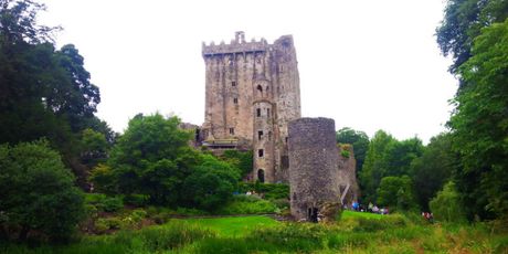 Blarney Castle - kamen se nalazi na samom vrhu, ugrađen u zidine