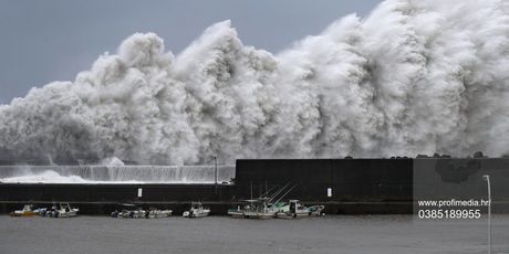 Ogromni valovi tijekom tajfuna Jebi u Japanu (Foto: Profimedia)