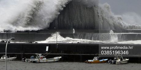Ogromni valovi tijekom tajfuna Jebi u Japanu (Foto: Profimedia)