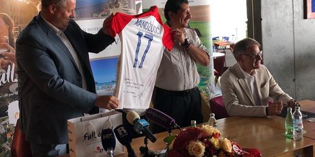 Uručenje hrvatskog dresa Cortezu (Foto: HTZ)