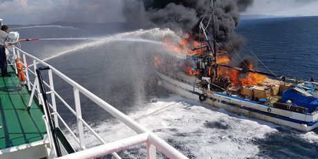 Požar na ribarici 1 (Foto: Zadarski.hr)