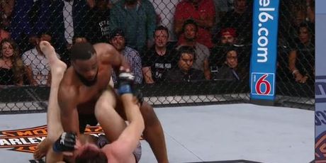 Woodley završava Tilla (Screenshot)