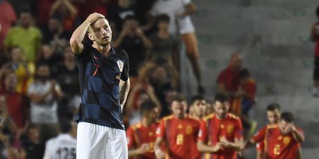 Ivan Rakitić se drži za glavu nakon gola Španjolske (Foto: AFP)