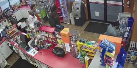 Prodavaču u trgovini iznenada je pozlilo (Screenshot: Facebook/Auburn WA Police Department)