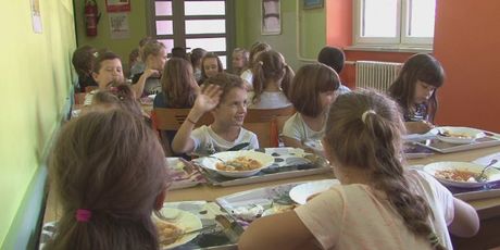 Učenici prvog razreda tijekom pokretanja kampanje Danas jedemo ribu (Foto: Dnevnik.hr) - 2