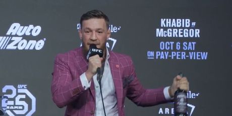 McGregor s viskijem i pojasevima (Screenshot)