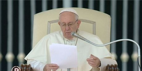 Papa Franjo čita pismo o pedofiliji u katoličkoj crkvi (Foto: Dnevnik.hr)