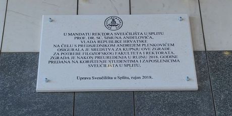 Ploča s krivo napisanim prezimenom Šimuna Anđelinovića, rektor Sveučilišta u Splitu (Foto: Dnevnik.hr)