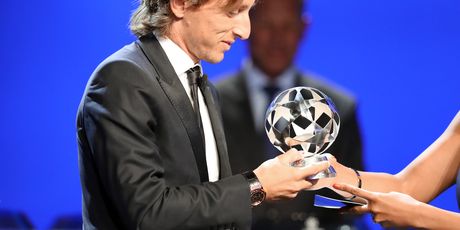 Luka Modrić prima nagradu za najboljeg veznog igrača Europe (Foto: AFP)