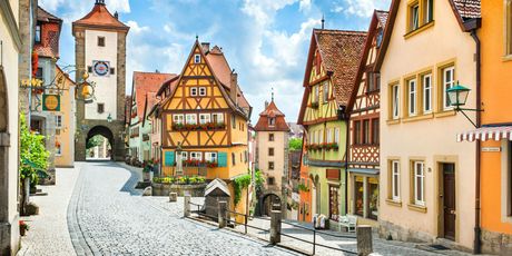 Srednjovjekovni grad koji postoji još od 10. stoljeća, nalazi se na Romantičnoj cesti, koja vodi pitoreskni put kroz Bavarsku. Rothenburg ima mnogo povijesnih zgrada vrijednih divljenja, a turisti uvijek zastanu kod srednjovjekovnog obrambenog zida, muzej