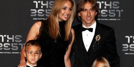 Vanja Modrić sa suprugom Lukom i djecom na dodjeli FIFA-inih nagrada za najbolje igrače godine