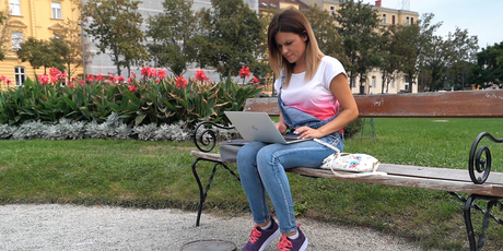 Za vikend-putovanja Ana se priprema istražujući internet