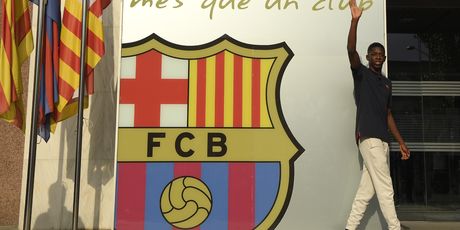 Ousmane Dembele i grb Barcelone (Foto: AFP)