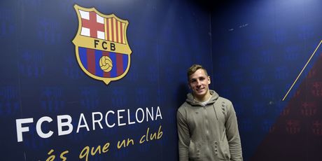 Lucas Digne i grb Barcelone (Foto: AFP)