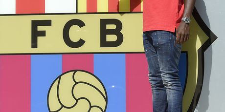 Samuel Umtiti i grb Barcelone (Foto: AFP)
