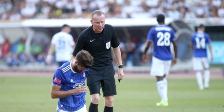 Bruno Petković i sudac Damir Batinić (Photo: Ivo Cagalj/PIXSELL)